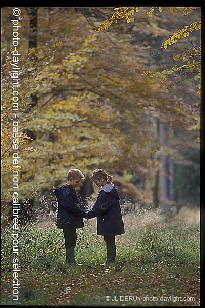 enfants dans les bois - children in a forest